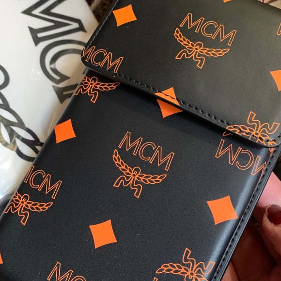 UNISEX🔥Authentic MCM Leather VISETOS logo print phone/card lanyard /Cros… - Picture 14 of 14